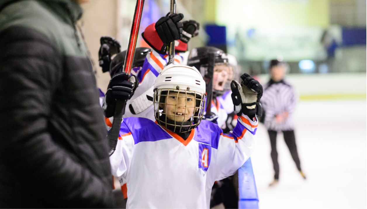 kids playing hockey